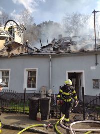Požár rodinného domu zaměstnal šest hasičských jednotek