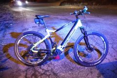 Řidič autem srazil cyklistu, na místě nezastavil a pokračoval v jízdě dál