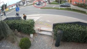 Policie hledá cyklistku a svědky nehody