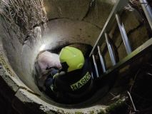 Srna spadla do skruže do hloubky dvou metrů