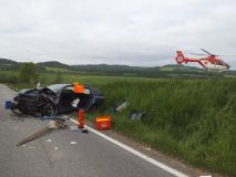 Vážné nehody na silnicích - jedna smrtelná, u další vážně zraněné osoby transportoval vrtulník, u třetí dokonce řidiče na místě nenašli