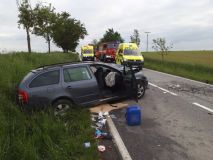 Vážné nehody na silnicích - jedna smrtelná, u další vážně zraněné osoby transportoval vrtulník, u třetí dokonce řidiče na místě nenašli