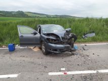 Vážné nehody na silnicích - jedna smrtelná, u další vážně zraněné osoby transportoval vrtulník, u třetí dokonce řidiče na místě nenašli