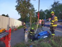 Vážné nehody na silnicích - jedna smrtelná, u další vážně zraněné osoby transportoval vrtulník, u třetí dokonce řidiče na místě nenašli