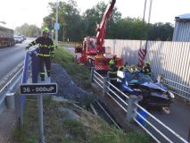 Vážné nehody na silnicích - jedna smrtelná, u další vážně zraněné osoby transportoval vrtulník, u třetí dokonce řidiče na místě nenašli