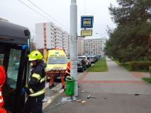Smutný víkend: Smrt motorkáře, nehoda trolejbusu se zraněním řidiče, srážka aut i auto ve zdi