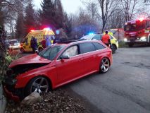 Smutný víkend: Smrt motorkáře, nehoda trolejbusu se zraněním řidiče, srážka aut i auto ve zdi