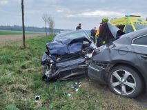 Smutný víkend: Smrt motorkáře, nehoda trolejbusu se zraněním řidiče, srážka aut i auto ve zdi