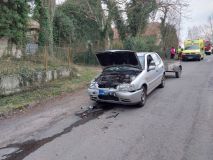 Smutný víkend: Smrt motorkáře, nehoda trolejbusu se zraněním řidiče, srážka aut i auto ve zdi