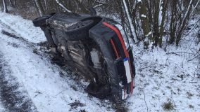 OBRAZEM: Nasněžilo a celý víkend padala auta na Pardubicku ze silnic