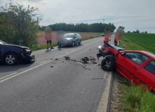 Auto skončilo na střeše, ženě museli pomáhat záchranáři, ti poté pospíchali k nehodě hned tří vozidel