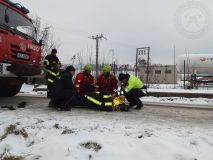 Starší cyklista spadl den před Štědrým dnem z kola rovnou do ledové řeky a volal o pomoc