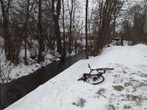 Starší cyklista spadl den před Štědrým dnem z kola rovnou do ledové řeky a volal o pomoc