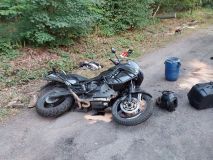 Zranění motorkáře kvůli stromu, kráva s barelem na hlavě v řece, auto nedobrzdilo za druhým a střet čtyř vozů