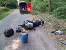 Zranění motorkáře kvůli stromu, kráva s barelem na hlavě v řece, auto nedobrzdilo za druhým a střet čtyř vozů