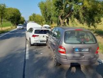 Zranění motorkáře kvůli stromu, kráva s barelem na hlavě v řece, auto nedobrzdilo za druhým a střet čtyř vozů