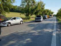 Zranění motorkáře kvůli stromu, kráva s barelem na hlavě v řece, auto nedobrzdilo za druhým a střet čtyř vozů