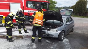 U Leštiny se srazily dva vozy a došlo k požáru auta, nedaleko Opatova boural řidič, na pomoc mu letěl vrtulník