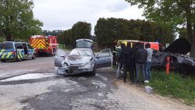 U Leštiny se srazily dva vozy a došlo k požáru auta, nedaleko Opatova boural řidič, na pomoc mu letěl vrtulník