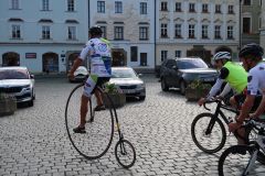 Lidé vyrazili z Pardubic na cyklotour pro děti po onkologické léčbě