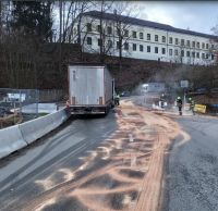 Řidička osobního vozu se srazila s kamionem. Musela být letecky transportována do nemocnice. Hasiči likvidovali rozsáhlý únik kapalin