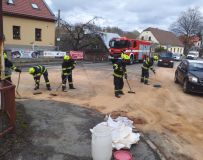 Řidička osobního vozu se srazila s kamionem. Musela být letecky transportována do nemocnice. Hasiči likvidovali rozsáhlý únik kapalin