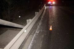 V zatáčce auto smetlo chodce a řidič pokračoval v jízdě dál. Policie ho hledá nebo svědky 