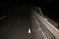 V zatáčce auto smetlo chodce a řidič pokračoval v jízdě dál. Policie ho hledá nebo svědky 