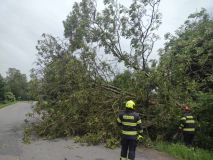 Větrná neděle nadělila hasičům přes dvacet zásahů napříč Pardubickým krajem