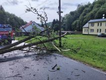 Větrná neděle nadělila hasičům přes dvacet zásahů napříč Pardubickým krajem