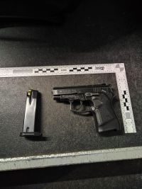 Na autobusovém nádraží se muž oháněl pistolí, až vyšel výstřel