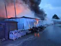 Požár sběrného dvora v Přelouči se rychle šířil