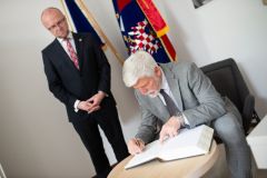 Obrazem: Prezident a první dáma v Pardubickém kraji. Kromě Pardubic navštívili také Kramářovu chatu či dělostřeleckou tvrz Bouda, došlo i na debatu s občany