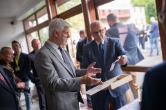 Obrazem: Prezident a první dáma v Pardubickém kraji. Kromě Pardubic navštívili také Kramářovu chatu či dělostřeleckou tvrz Bouda, došlo i na debatu s občany