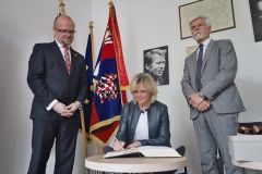 Obrazem: Prezident a první dáma v Pardubickém kraji. Kromě Pardubic navštívili také Kramářovu chatu či dělostřeleckou tvrz Bouda, došlo i na debatu s občany