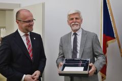 Obrazem: Prezident a první dáma v Pardubickém kraji. Kromě Pardubic navštívili také Kramářovu chatu či dělostřeleckou tvrz Bouda, došlo i na debatu s občany
