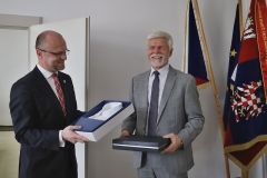 Obrazem: Prezident a první dáma v Pardubickém kraji. Kromě Pardubic navštívili také Kramářovu chatu či dělostřeleckou tvrz Bouda, došlo i na debatu s občany