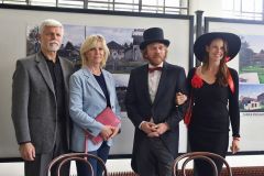 Obrazem: Prezident a první dáma v Pardubickém kraji. Kromě Pardubic navštívili také Kramářovu chatu či dělostřeleckou tvrz Bouda, došlo i na debatu s občany