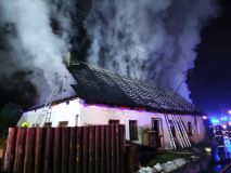 Muž a pes se ocitli v ohrožení při požáru střechy rodinného domu