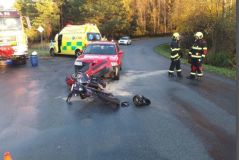 Po střetu motorky s autem v obci Prachovice oba řidiči utrpěli zranění