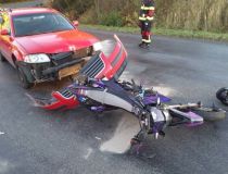 Po střetu motorky s autem v obci Prachovice oba řidiči utrpěli zranění