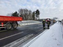 OBRAZEM: Hasiči cvičí na nové silnici. Připravují se na nehody, které se tam mohou stát