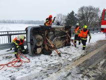 OBRAZEM: Hasiči cvičí na nové silnici. Připravují se na nehody, které se tam mohou stát