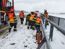 OBRAZEM: Hasiči cvičí na nové silnici. Připravují se na nehody, které se tam mohou stát