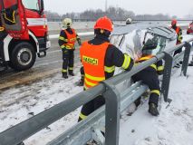 OBRAZEM: Hasiči cvičí na nové silnici. Připravují se na nehody, které se tam mohou stát