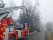 Zlomená větev stromu nad silnicí u Poličky ohrožovala projíždějící auta