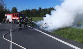 Dvě nehody u Trhové Kamenice, při jedné auto lehlo popelem