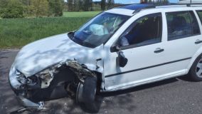 Dvě nehody u Trhové Kamenice, při jedné auto lehlo popelem
