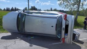 Dvě nehody u Trhové Kamenice, při jedné auto lehlo popelem