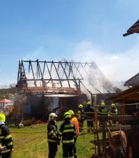 V obci Hluboká na Chrudimsku hořela stodola, hasiči se soustředili i na ochranu přilehlého rodinného domu